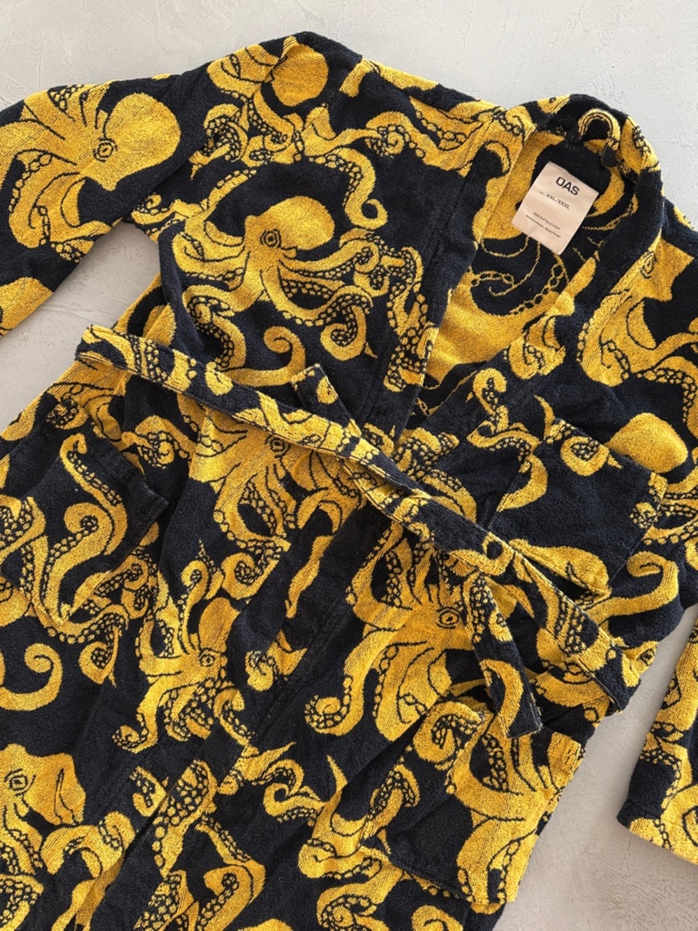 OAS Black and Yellow Octopus Print Mens Robe - Picture 4 of 4